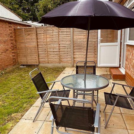Modern 1-Bed Apt 30Min To Central London & Parking Exterior photo