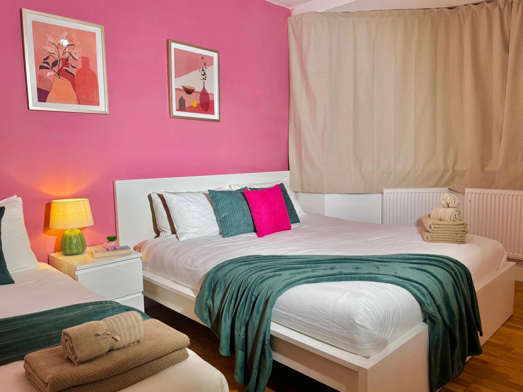 Modern 1-Bed Apt 30Min To Central London & Parking Exterior photo