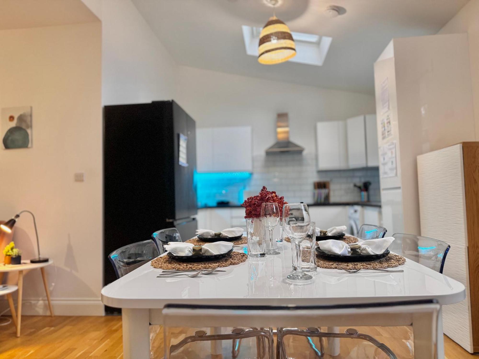 Modern 1-Bed Apt 30Min To Central London & Parking Exterior photo