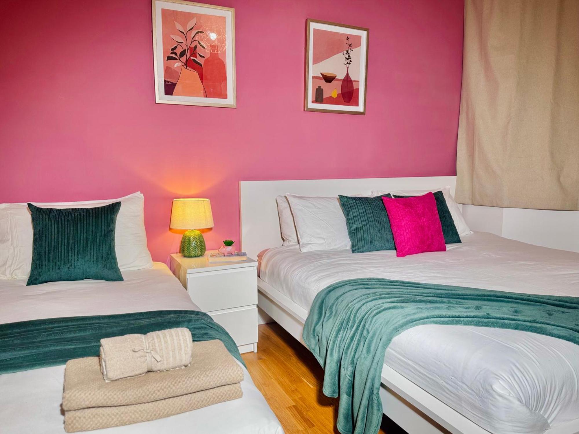 Modern 1-Bed Apt 30Min To Central London & Parking Exterior photo