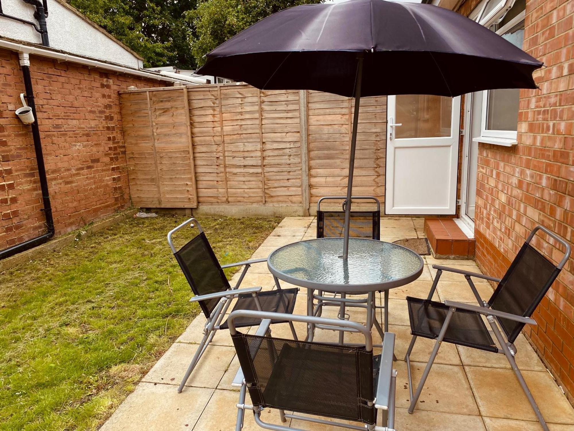 Modern 1-Bed Apt 30Min To Central London & Parking Exterior photo