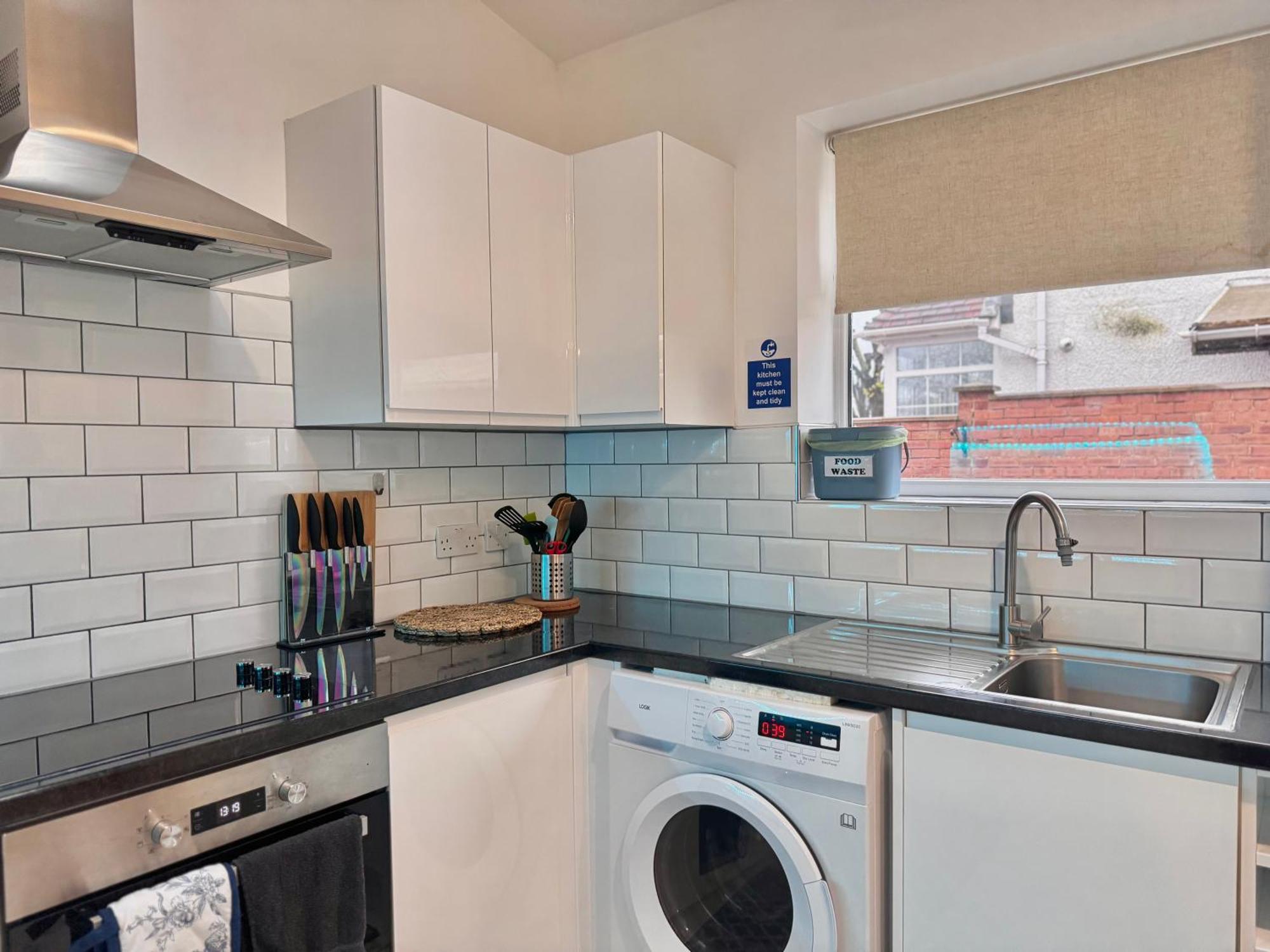 Modern 1-Bed Apt 30Min To Central London & Parking Exterior photo